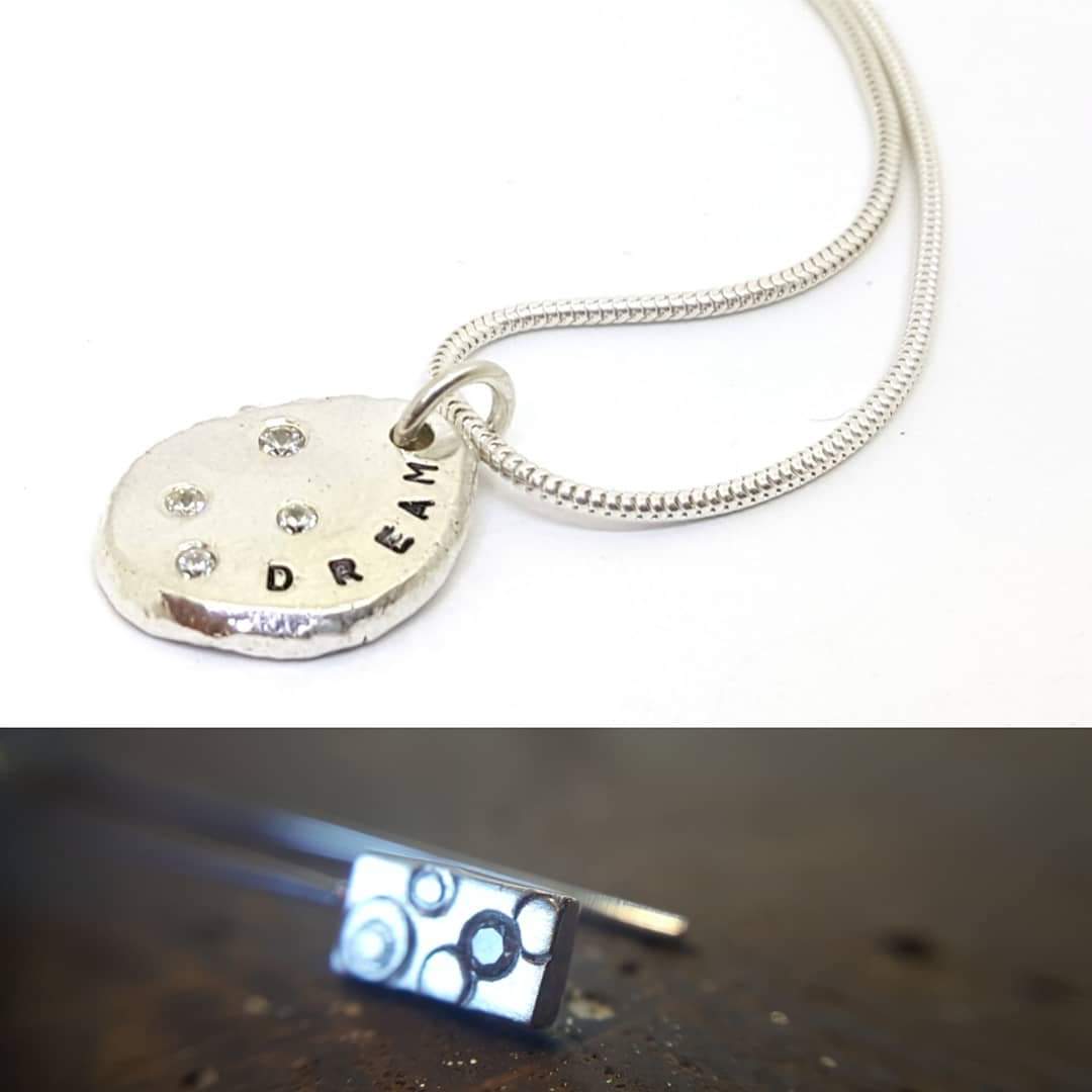 La_Vidalerie's tweet image. What would yours say ?  Flushsetting this cute necklace.
#flushsetting #personalisedgifts #HandmadeHour #handmadechristmas