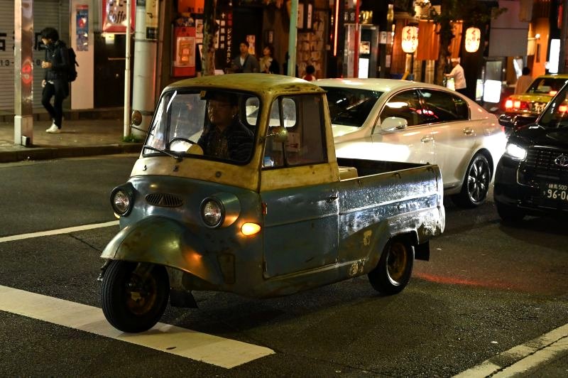 渋谷区恵比寿で偶然に出会った「三菱・レオ」です。ポロポロっパタパタ