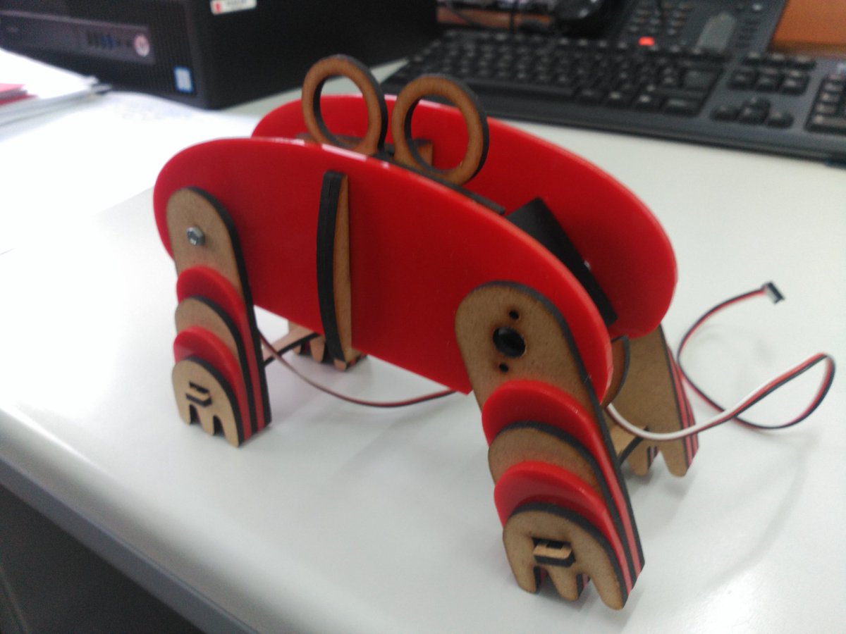 jmdelgadoalonso's tweet photo. Creatividad, análisis de problemas y resolución, trabajo colaborativo e iniciativa...resultado: primer prototipo de "Sebastián" creado por los alumnos del #iescamilojosecela  de #pozuelo para el #kitdelossentimientos construyendo #tecnologiaqueayuda
con #aCREA
@brazometro https://t.co/bs24Lfv5GE