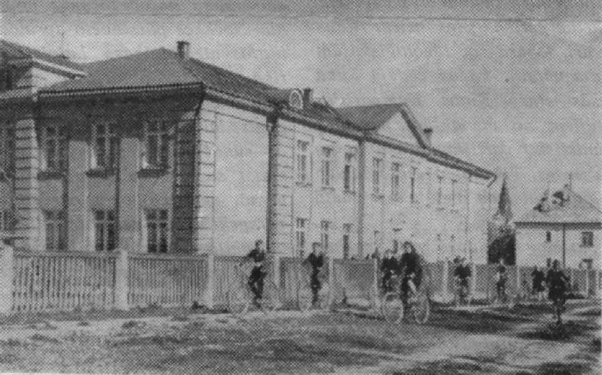 Dundagā uzcelta jauna vidusskolas ēka. Mācības ir jau beigušās, tikai jau­nie velotūristi šeit sapulcējušies, lai dotos kārtējā ceļojumā (“Dzimtenes Balss” Nr.47 (09.06.1964.). wp.me/p2RuNk-1Ce