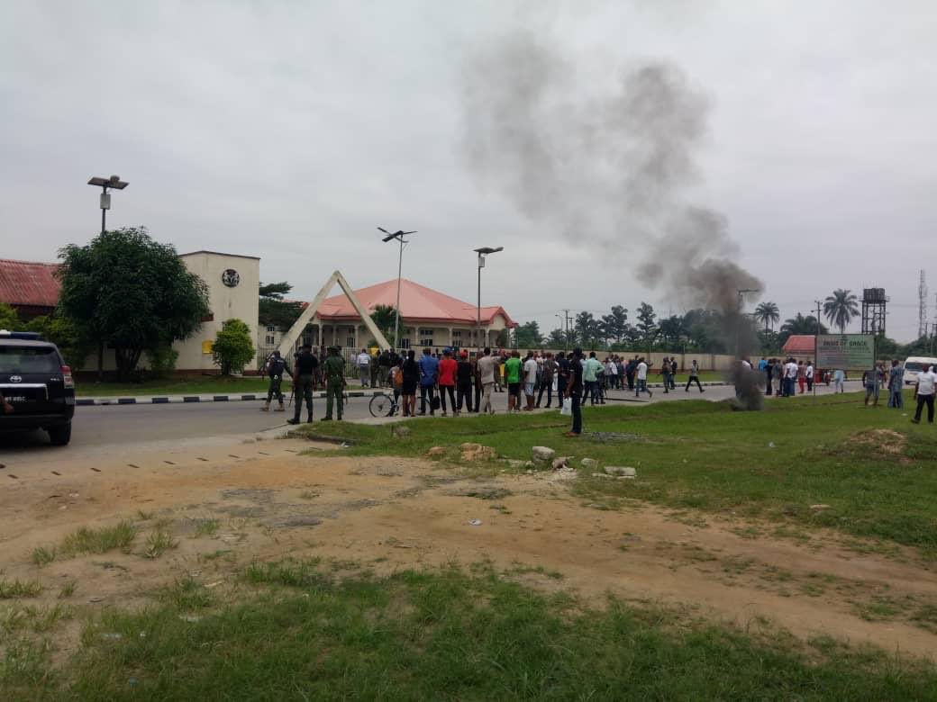 Naija_PR's tweet photo. This is what is happening this morning at Akwa-Ibom House of Assembly. What a scene #AKHAUnderAttack https://t.co/262F0IeBh2