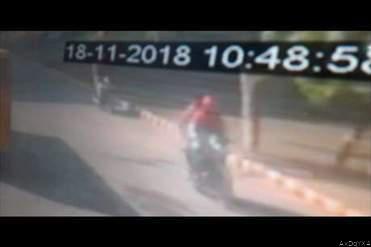 DebashishHiTs's tweet photo. This is the CCTV footage of motorcycle-borne #Terrorists who hurled grenades #AmritsarBlast killing 3, injuring 25 #CongressWithTerrorists #CongPakHug #SidhuHugsBajwa #CongressIsCancer https://t.co/2BHjx68KzW