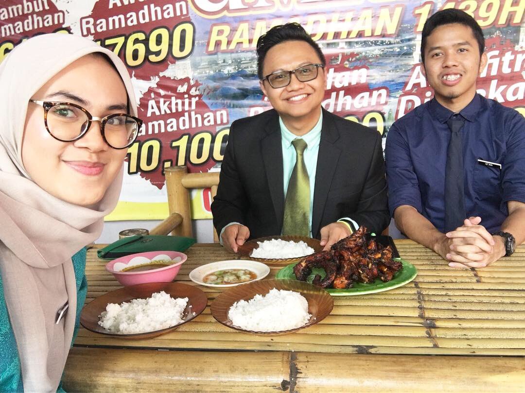 Mr_Izdihar's tweet photo. Done with school observation with my 2 trainee teachers under my supervision, Izโan and Syasya. Well done! After we finished, we went to have lunch at Nasi Ayam Kampung Madu Billion.
๐ฅฐ๐ฅฐ๐ฅฐ๐ฅฐ๐ฅฐ
#MSUrians #LifeAsATESLlecturer #TeachingPracticum #SchoolObservation https://t.co/yDD0TlAex0
