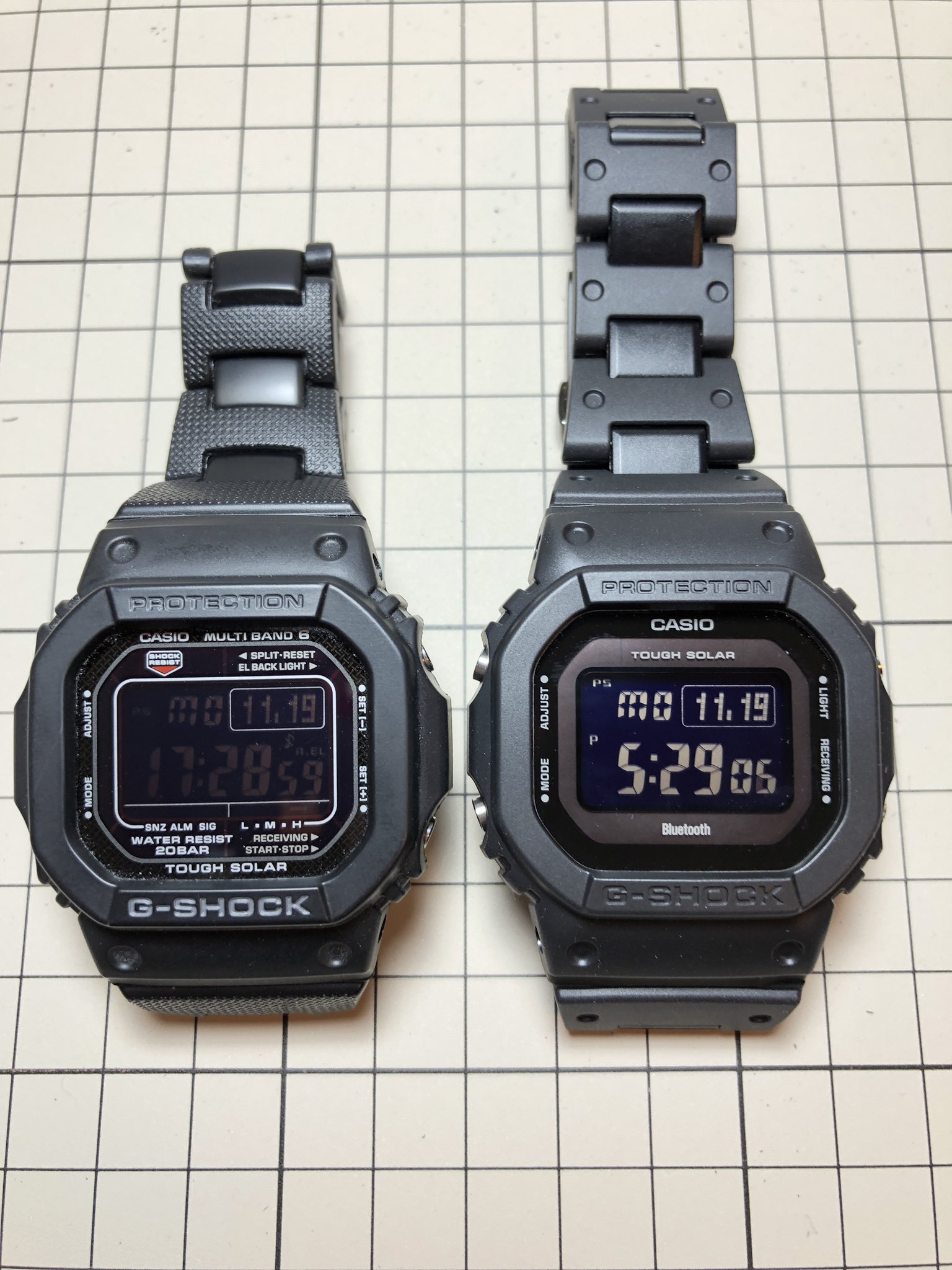 Kit M Agawa G Shockの比較 これまで愛用のgw M5610bc 1jfが左 新しく届いたgw B5600bc 1bjfが右 新しいのはフェイスがシンプルになり 101 3gから85gへの軽量化 Bluetooth対応が大きな違い 軽量化はベルトのせいみたいだけど 表面の処理は左のほうが