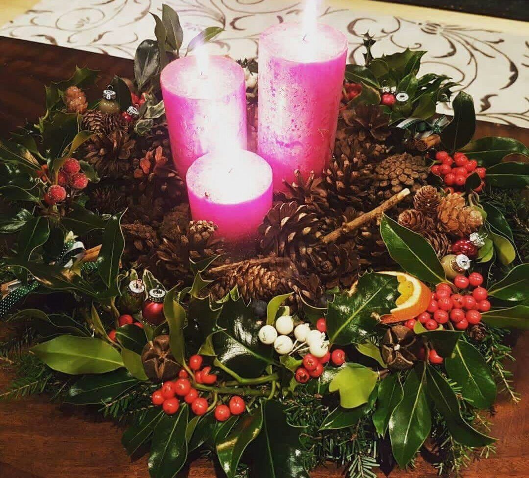 TheMarketGazer's tweet photo. This will cheer up your Monday! Dress up your home for the festive season with these heavenly fresh-cut door and candle wreaths by Laura Kates Crafts, coming to our Boutique Christmas Market at @jim_doyles Sat 1st &amp; Sun 2nd December 12-5pm #ChristmasInBray #BBFM #Christmas https://t.co/HgpgzF9jFx