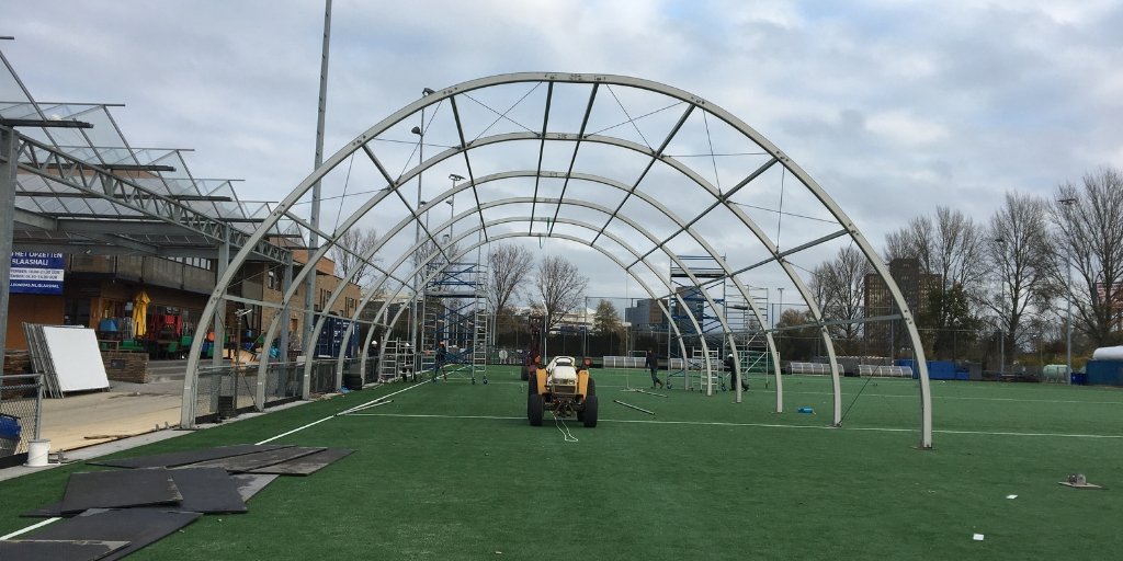 schaatsbaanrdam's tweet photo. De opbouw van de 400-meterbaan is begonnen! 🌈 Vanaf 1 december kun je weer genieten van het lekkerste ijs van Rotterdam, tot dan? ☃️ https://t.co/7aF50t8qo8
