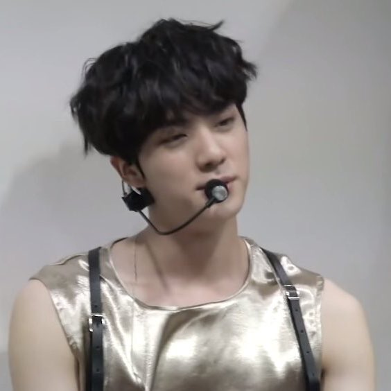 jinspring_'s tweet photo. the shoulders, arms &amp; chest .,.,....,,,,, https://t.co/Zh5lYEE2Gc