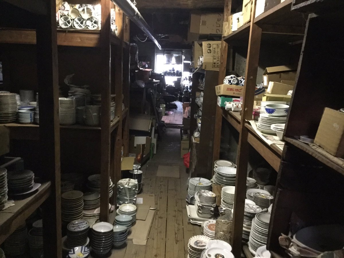雑貨奥様 Twitterissa 続き 陶器の 常滑屋 さんの階段を降りて行くと 地下には 暗くて写りが良くないですが 奥まで陶器のお皿 や湯呑み お茶碗 ガラス食器やグラス 植木鉢などがぎっしり積まれていました 今日はこんなの買いました パンダはジョウロ