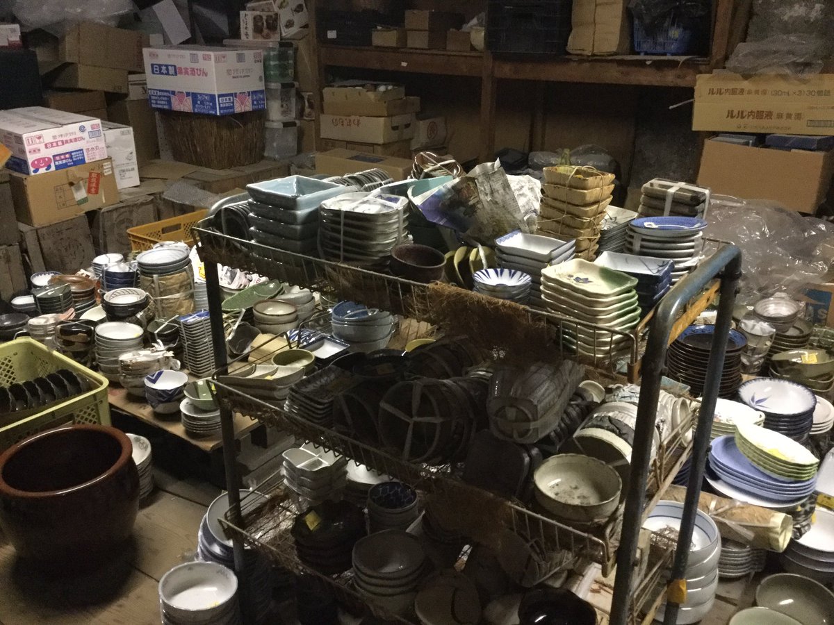 雑貨奥様 Twitterissa 続き 陶器の 常滑屋 さんの階段を降りて行くと 地下には 暗くて写りが良くないですが 奥まで陶器のお皿 や湯呑み お茶碗 ガラス食器やグラス 植木鉢などがぎっしり積まれていました 今日はこんなの買いました パンダはジョウロ