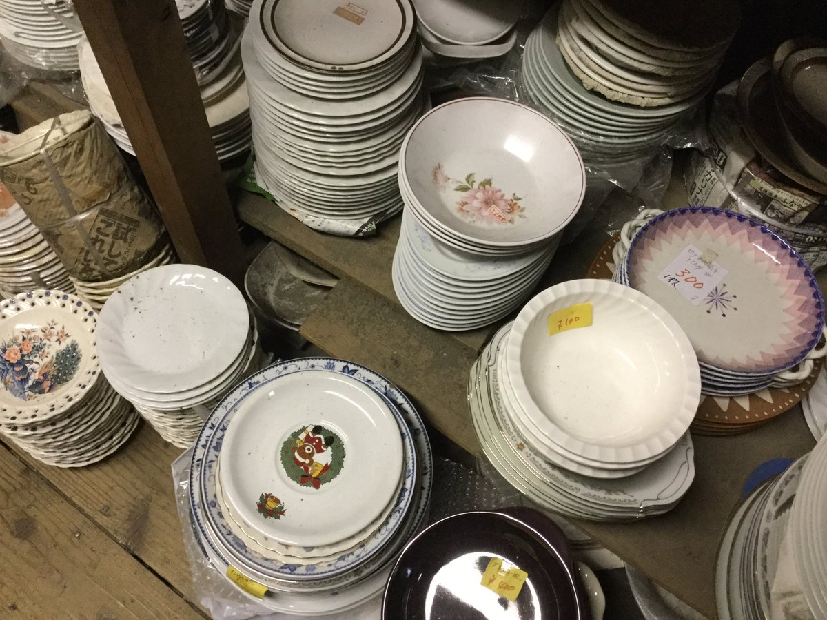 雑貨奥様 Twitterissa 続き 陶器の 常滑屋 さんの階段を降りて行くと 地下には 暗くて写りが良くないですが 奥まで陶器のお皿 や湯呑み お茶碗 ガラス食器やグラス 植木鉢などがぎっしり積まれていました 今日はこんなの買いました パンダはジョウロ