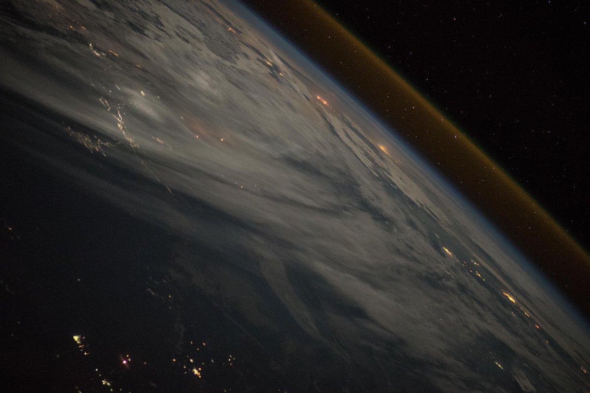 Astro_Alex's tweet photo. Konnten einen beeindruckenden Nachtstart des Russischen Raumtransporters #ProgressMS10 beobachten als wir direkt über Baikonur hinwegzogen (siehe 2. Bild links unten, danach rechts oben). Ziel: wir @Space_Station. Letztes Foto zeigt Wiedereintritt der 1. Stufe https://t.co/IeNlPfRzKJ
