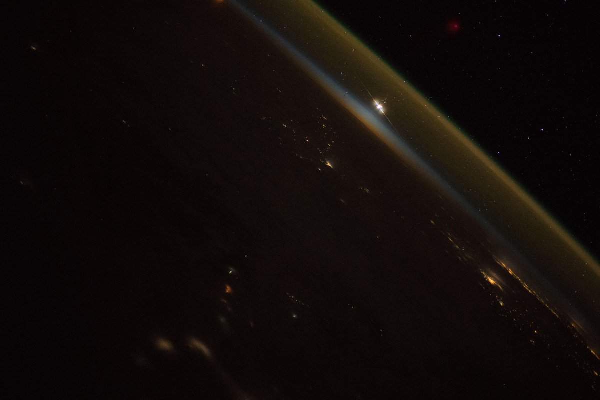 Astro_Alex's tweet photo. Konnten einen beeindruckenden Nachtstart des Russischen Raumtransporters #ProgressMS10 beobachten als wir direkt über Baikonur hinwegzogen (siehe 2. Bild links unten, danach rechts oben). Ziel: wir @Space_Station. Letztes Foto zeigt Wiedereintritt der 1. Stufe https://t.co/IeNlPfRzKJ