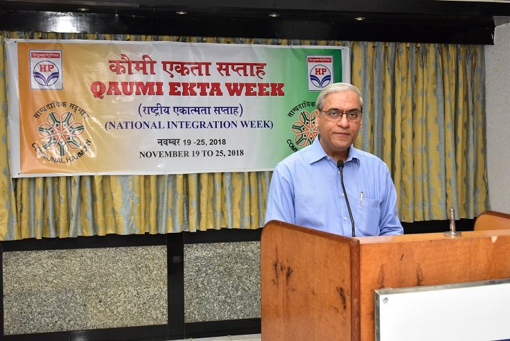 HPCL's tweet photo. Our C&MD and Director - HR administrator the pledge on the occasion of #NationalIntegrationWeek at our HQ in Mumbai, to foster & reinforce the spirit of communal harmony and pride in the composite culture of our Country.
#QaumiEktaWeek
@dpradhanbjp
@PetroleumMin @AshutoshJindalS https://t.co/9kIR7N0xBt