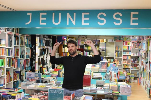 livreshebdo's tweet photo. [Entretien] Simon Roguet : "Et si on achetait en compte ferme ?" #Laval #MLire #Librairie https://t.co/vzKSBbkX1u https://t.co/l7xRs8ET0g