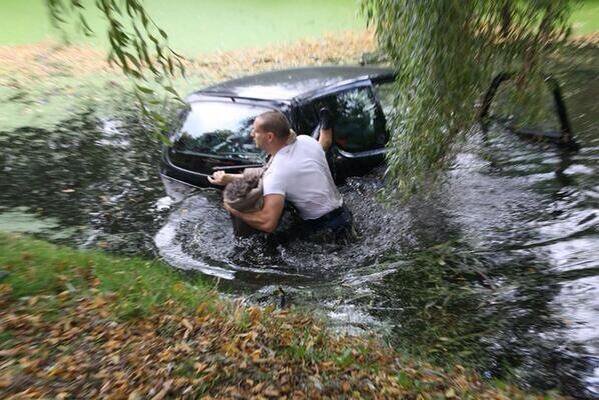 De #politieagent waar je homo, hoer of NSB-er tegen roept of waar je geweld tegen pleegt, redde hier het leven van een vrouw. Denk soms iets langer na, heb #respect! 
#onzepolitie #gtpa #herhaling