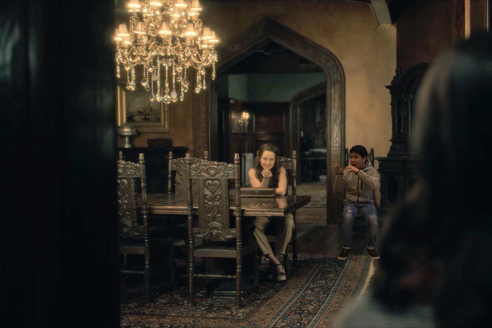 huskeedigital's tweet photo. Our Husketeers binge-watched @netflix @haunting again and saw a few more ghosts everyone else might’ve missed 👻👀

We suggest you take a second look to see what we found...if you dare!

#hauntingofhillhouse #hiddenghosts #HauntingDigital #HustleWithHuskee https://t.co/XFzjqLSglL