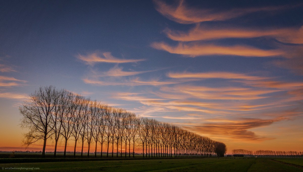 Fraaie wolkenpartij na zonsondergang gisteravond in Rumpt <a href="/westbetuwefoto/">West Betuwe Fotograaf</a>