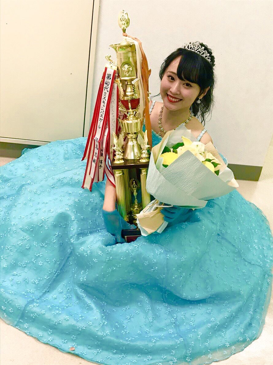 sym1129's tweet photo. 今年のミス西南はしおりちゃん！
同じドレスを着て、勝ち取ってくれました👗🏆
みんながステージでキラキラ輝く姿を見て、去年のことを思い出しました。すごく、とても、ドキドキしました。
ミスキャンを通じて得たものを糧に、みんなもっと成長していくんだろうな☺︎
楽しみだ！
お疲れ様でした！ https://t.co/lFAyeGwq0E