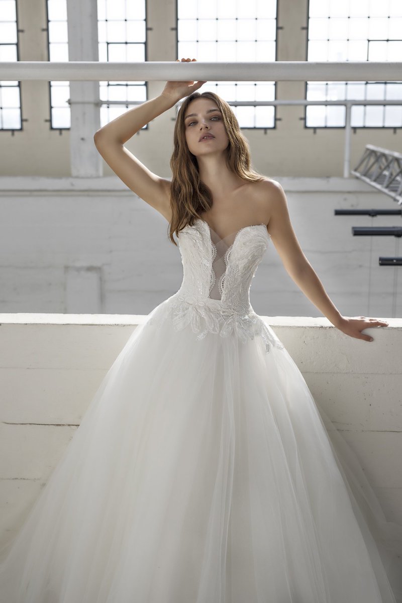 "Big Skirts" gehören zu den großen Trends für 2019! 💫

Modeca Bridal zeigt wie es geht! Welches der Modelle gefällt euch am besten? 😍🤔

Findet das Brautkleid eurer Träume und einen Store in eurer Nähe auf: modeca.com