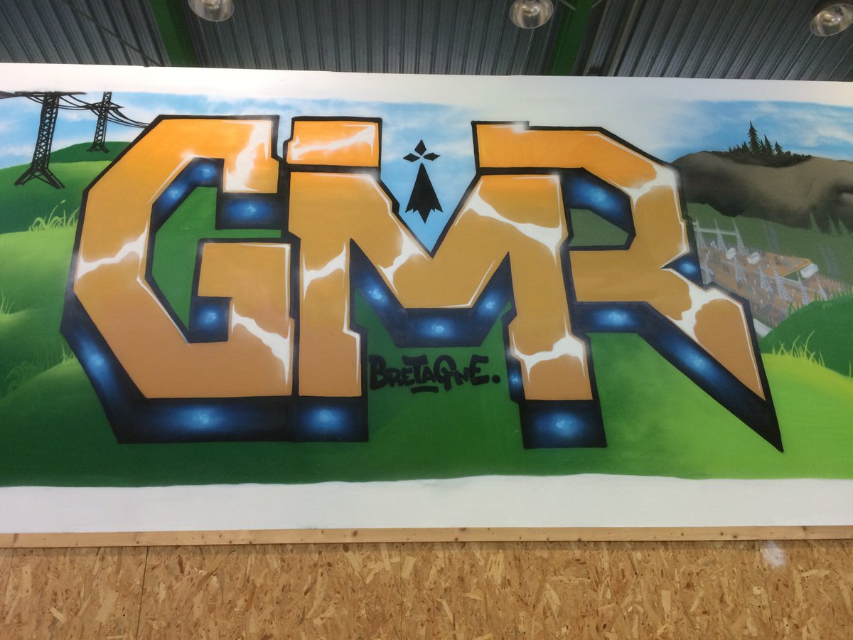 Nos salariés du GMR #Bretagne, garants de 5 334km de lignes, ont sollicité l'association "Lumières Urbaines" pour restaurer un mur défraichi et ainsi améliorer d’une manière générale la qualité de la vie au #travail