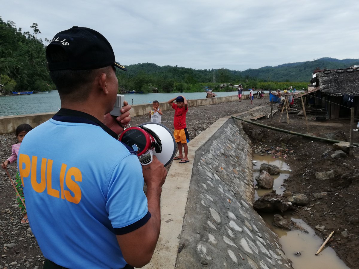 LingigMPS's tweet photo. November 19, 2018 at 2:25 PM 

Personnel of Lingig Municipal Police Station led by PINSP ROMELITO R ROCULAS, DCOP conducted RECOREDA/BANDILYO regarding safety measures for the Tropical Depression (TD) “SAMUEL” at the coastal areas of Brgy. Poblacion, Lingig, Surigao del Sur. https://t.co/W8e454o7LI