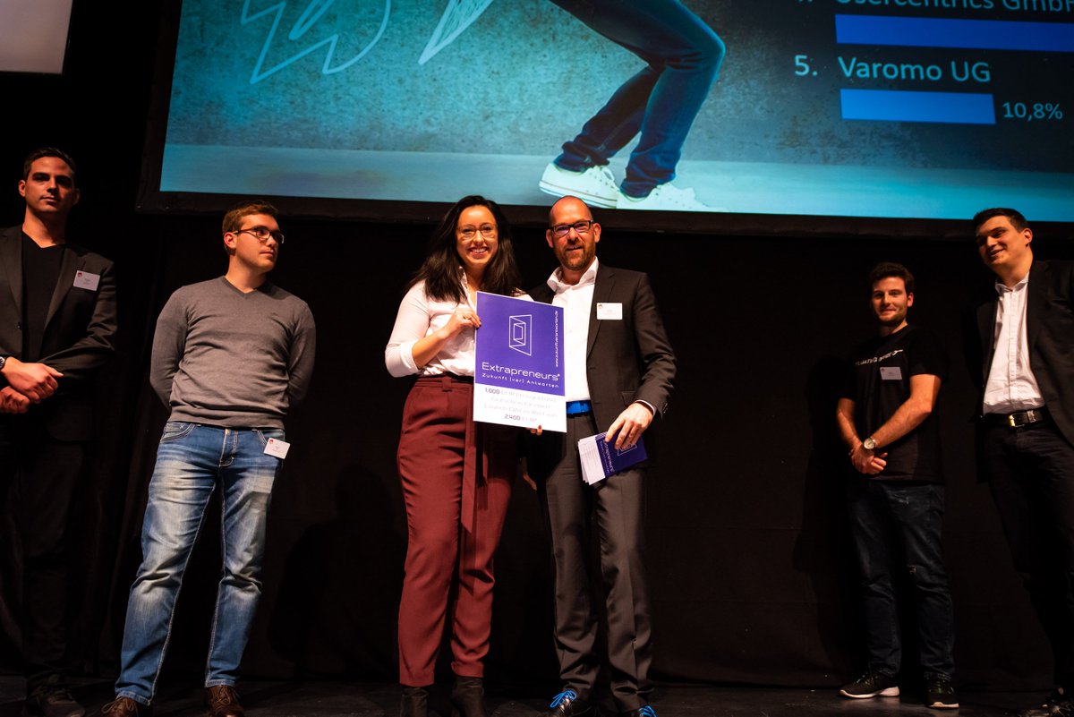 GruendenWachsen's tweet image. Wir freuen uns Euch die Siegerin des diesjährgen #TechPitch vorzustellen! 💪 Lisa @usercentrics setzte sich gegen ihre vier Konkurenten durch und räumte das Preisgeld und einen Coaching Tag ab! #gruender #startup #grüföwa #extrapreneurs