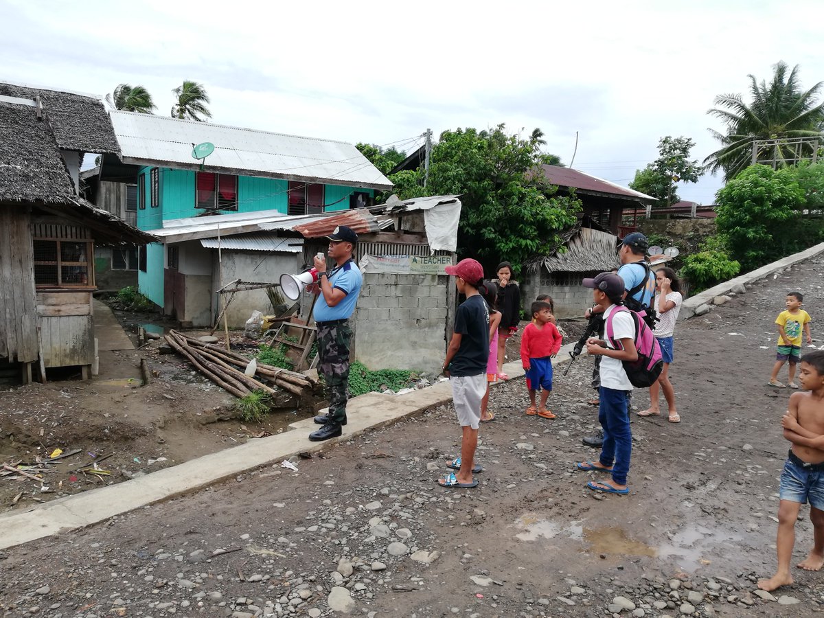 LingigMPS's tweet photo. November 19, 2018 at 2:25 PM 

Personnel of Lingig Municipal Police Station led by PINSP ROMELITO R ROCULAS, DCOP conducted RECOREDA/BANDILYO regarding safety measures for the Tropical Depression (TD) “SAMUEL” at the coastal areas of Brgy. Poblacion, Lingig, Surigao del Sur. https://t.co/W8e454o7LI