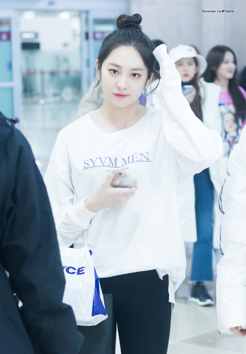 Taeha0603's tweet photo. 181112 김포공항 입국 #모모랜드 #MOMOLAND #モモランド #BAAM #태하 #Taeha #テハ @MMLD_Official 

사랑 사랑 사랑 💖💕 https://t.co/emOtS8XRmu