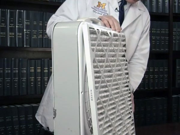 CiroTweeter's tweet image. #DIY air filter for wildfire smoke All you need to do is buy what’s called a MERV 13 or FPR 10 furnace filter and tape it to the back of a box fan. #CampFire #ChicoFD #WoolseyFire #RinconFire #HillFire #ButteCounty #ButteSheriff #ButteCollege #Chico #Malibufire #ParadiseFire