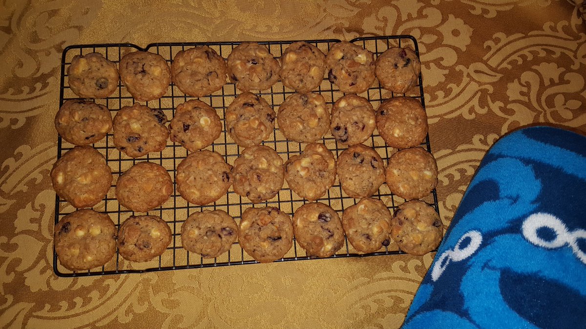 deadgirltoo's tweet image. Currently wearing my #cookiemonster pants while baking cookies for #Thanksgiving #funandfestive 😍