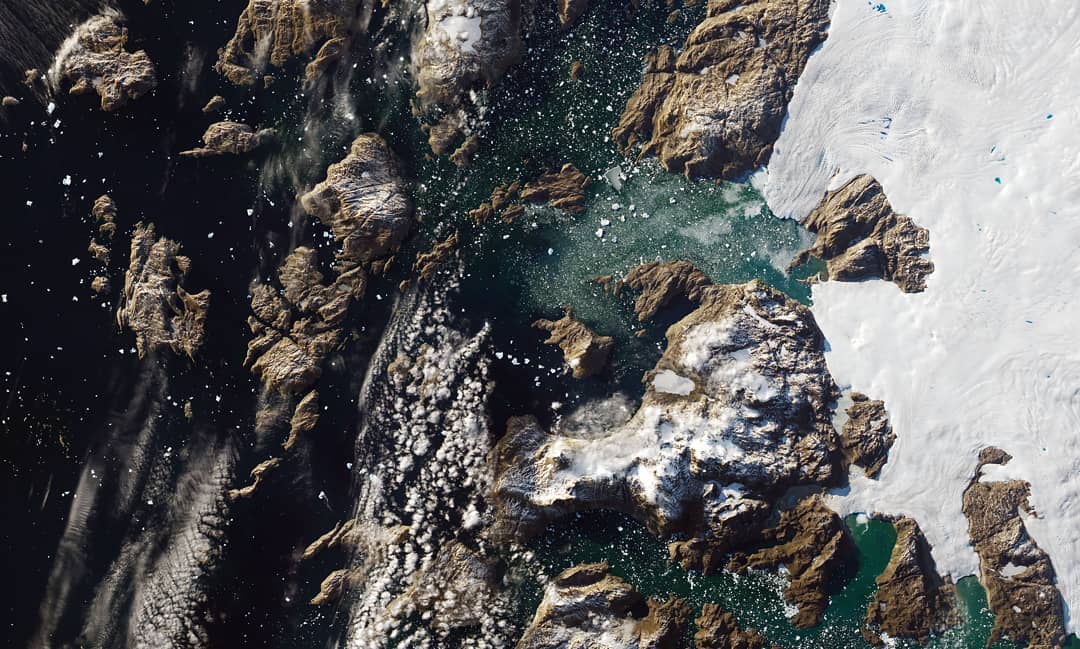 VisataSpace's tweet photo. In July 2018, an iceberg weighing 11 million tons parked just offshore of Innaarsuit, a small island village in northwestern Greenland.
#iceberg #island #village #greenland #space #satelliteimage #globalwarming #ocean #ice #snow #icemelt https://t.co/Vfq0C6Cesc