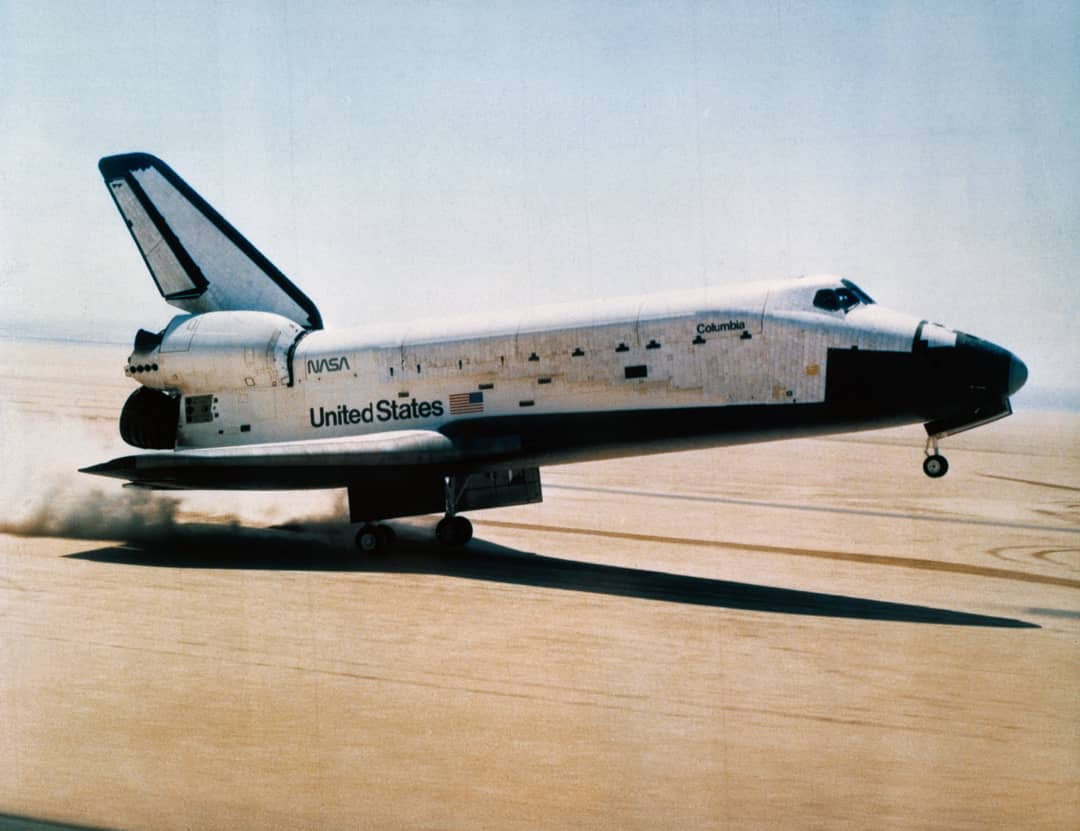 VisataSpace's tweet photo. The rear wheels of the space shuttle orbiter Columbia touched down on Rogers dry lake at Edwards Air Force Base, NASA's Armstrong Flight Research Center, California, to successfully complete a stay in space of more than two days.
#spaceshuttle #Columbia #NASA #California #Pilot https://t.co/PmoKEWQFrt