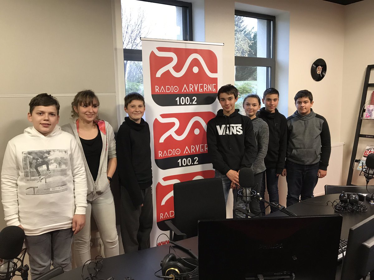 CollegeEloy's tweet photo. Visite des élèves du club News Letter dans les studios de Radio Arverne. Merci à Philippe le technicien et Marie la journaliste qui nous accueillent avec Guillaume de l association ´Initiative’. Séance de travail pour préparer l émission https://t.co/EJiboMZJl2
