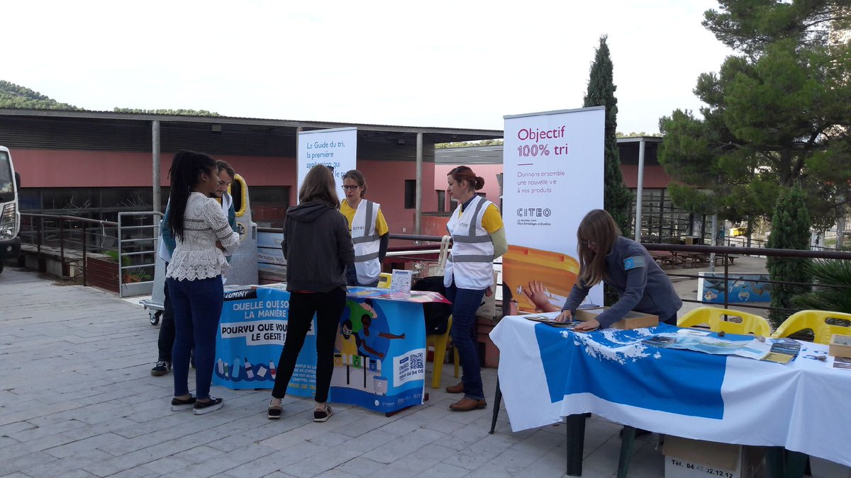 LeuthyMolina's tweet photo. [Marseille] campagne de sensibilisation au #tri par les ambassadeurs du tri pendant la #SED2018 avec @citeofrance: faire trier plus les 8000 étudiants du campus de #Luminy ♻️👨‍🎓
en partenariat avec @AMPMetropole @univamu @CROUSAixMars 
#VousTriezNousRecyclons  #economiecirculaire https://t.co/cwC9YGbqbi
