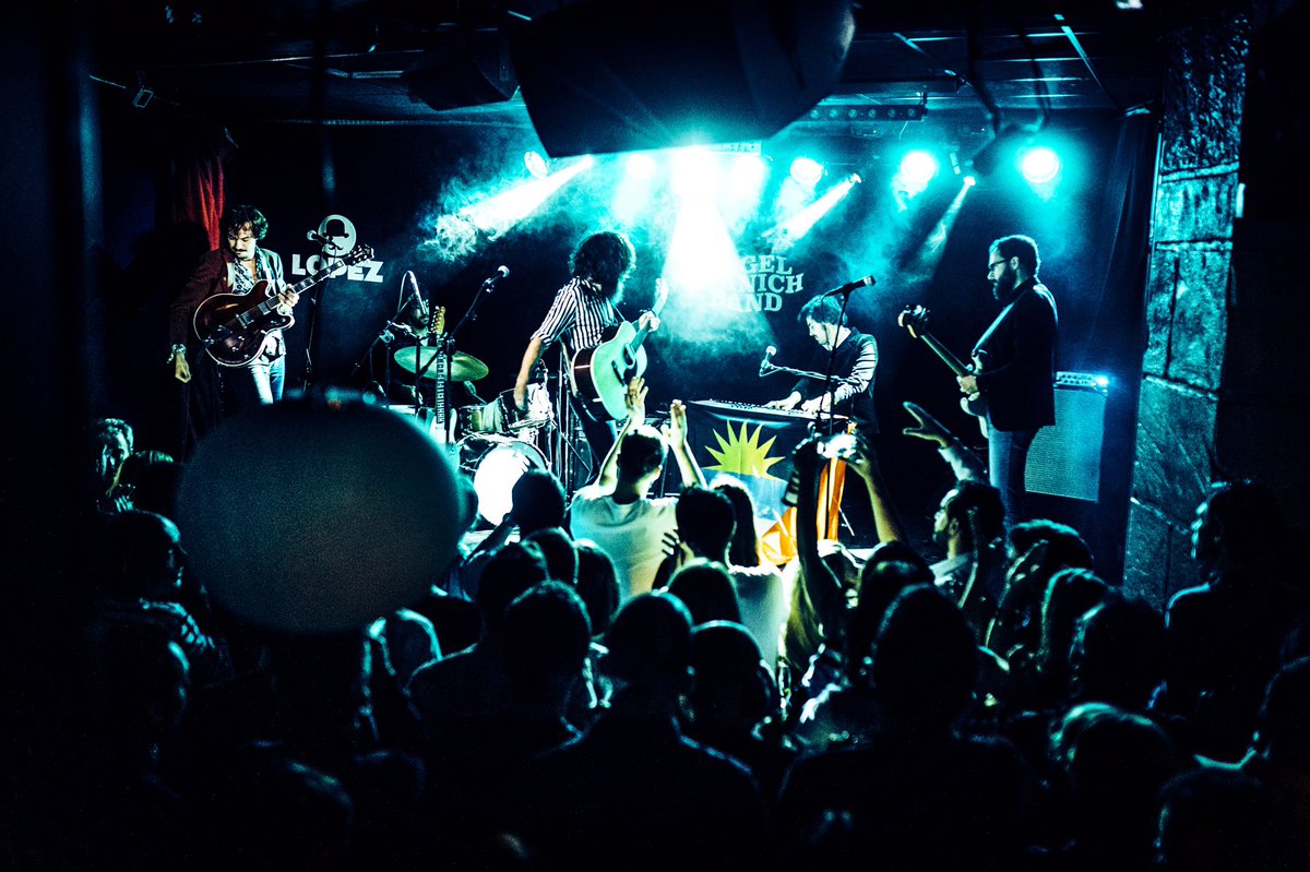 Ha sido un gustico y un gustu presentar ya la “videoconsola” que hemos lanzado. El catarro no podrá con nosotros. Tenemos muchas ganas, y la droga ha avanzado una barbaridad!
#ÁngelStrepsils 🕹🤪🌈
J22, Madrid <a href="/LaRivieraSala/">Sala La Riviera</a> 
S24, Barcelona @Sala_Apolo 
🇦🇬 bit.ly/2pRtHXg