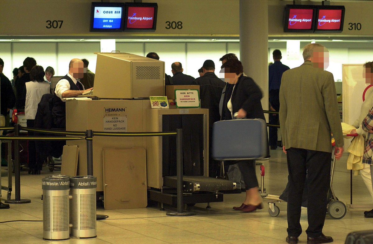CrimeNewsHH's tweet image. #Hamburg #Airport Unglaublich was #Fluggäste so bei sich führen. #Bundespolizei entdeckt #Waffen bei zwei Reisenden. Einer hatte eine geladene #Schreckschußwaffe im Handgepäck, ein anderer ein #Butterflymesser . Beide erhielten eine #Strananzeige