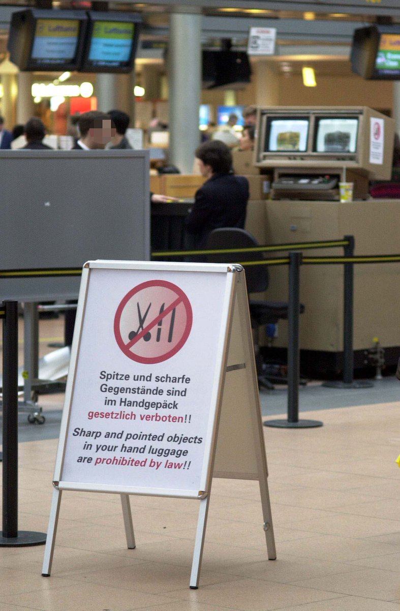 CrimeNewsHH's tweet image. #Hamburg #Airport Unglaublich was #Fluggäste so bei sich führen. #Bundespolizei entdeckt #Waffen bei zwei Reisenden. Einer hatte eine geladene #Schreckschußwaffe im Handgepäck, ein anderer ein #Butterflymesser . Beide erhielten eine #Strananzeige