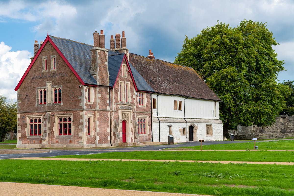📣Calling all local businesses📣
 In just 3 days the @GCBusinessHub will be hosting its first business breakfast at the newly renovated Llanthony Priory at 8am, a great opportunity to visit our new Business School training venue.
Book your place here: goo.gl/3L5jVb