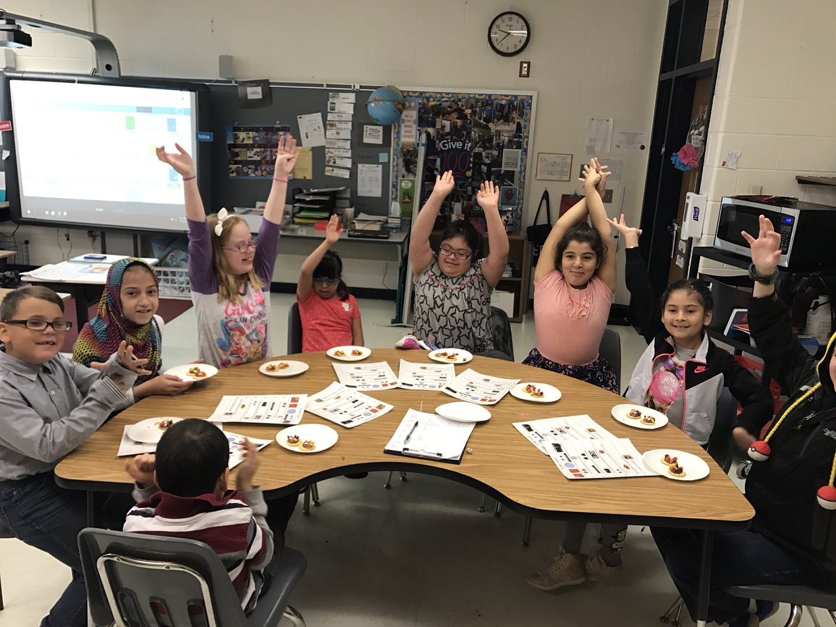 MrsAllenSLP's tweet photo. Turkey snacks in Mrs. Erpe and Mrs. Lucas' classes! #tolbert19 #TolbertPPD @Tolbert_ES https://t.co/Q4QnUbze6T