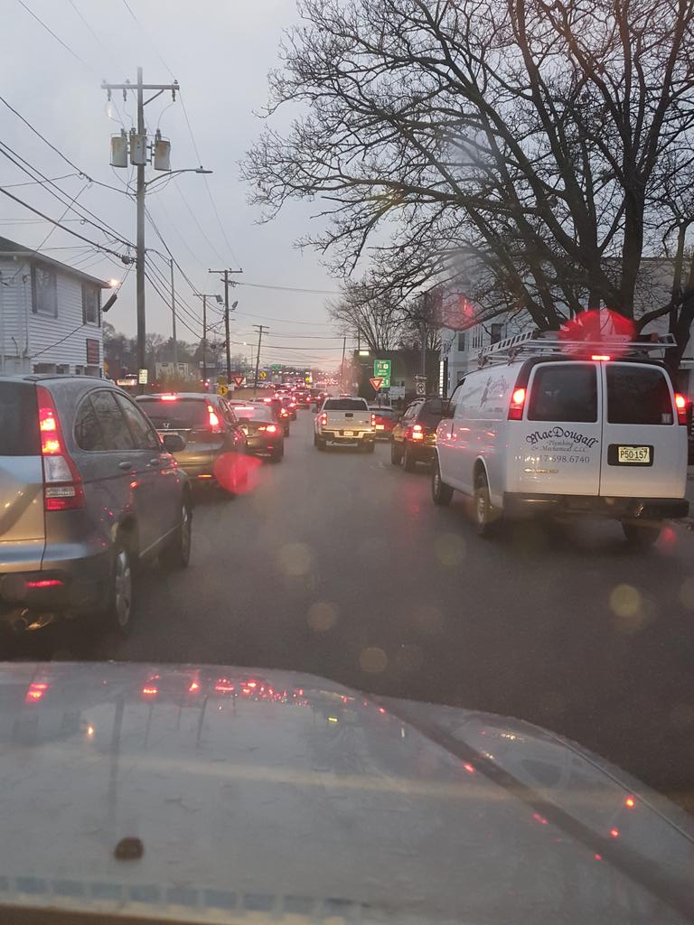 capecoddin1's tweet photo. Can someone pay attention to this traffic backup trying to get on the expressway on Willard St. In #Quincy &amp; #Milton @MiltonPolice @quincymapolice  it's backed up on Quarry Willard @CityofQuincy @Brian_Palmucci  #TrafficProbs @MassStatePolice https://t.co/C4XlwcpnnU