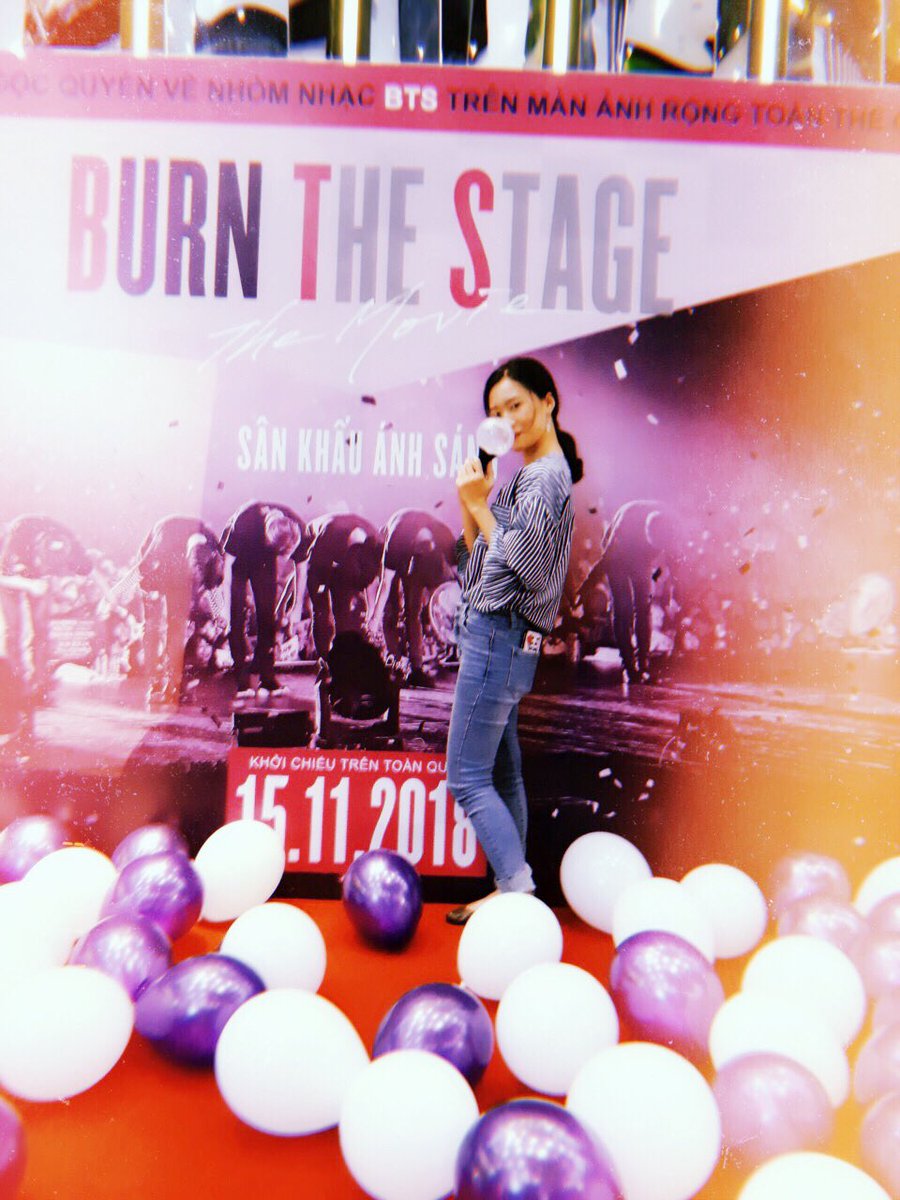 yolocorner's tweet photo. Thanh xuân là những tháng ngày bay nhảy 💜
#ipurpleyou #bangtansonyeondan #bangtansvietnam #burnthestage #burnthestagethemovie #BHD #5ting
#jungkook #loveyourself https://t.co/qEi6U3v3fl