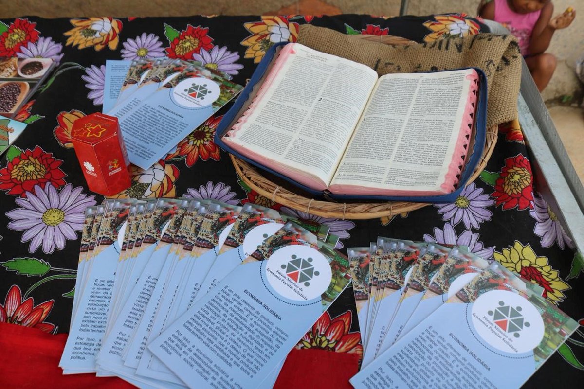 CaritasMG's tweet photo. Na II Jornada Mundial dos Pobres, Cáritas Diocesana de Januária participou da celebração de missa, no dia 16, em Januária. Dom José Moreira, bispo diocesano e referencial da @CaritasMG, celebrou e abençoou as primeiras sementes coletadas na campanha da Cáritas #JMP2018 https://t.co/hmHT0ludJr