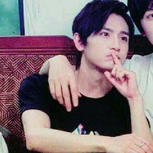 nezu3desu's tweet photo. 《本日の妄想ネタ》
(フォト編集練習中💦その8）
「シーッ☝」って、しているのを拡大して集めてみた📱✨
#黄靖翔 https://t.co/ELdZ7NndcD