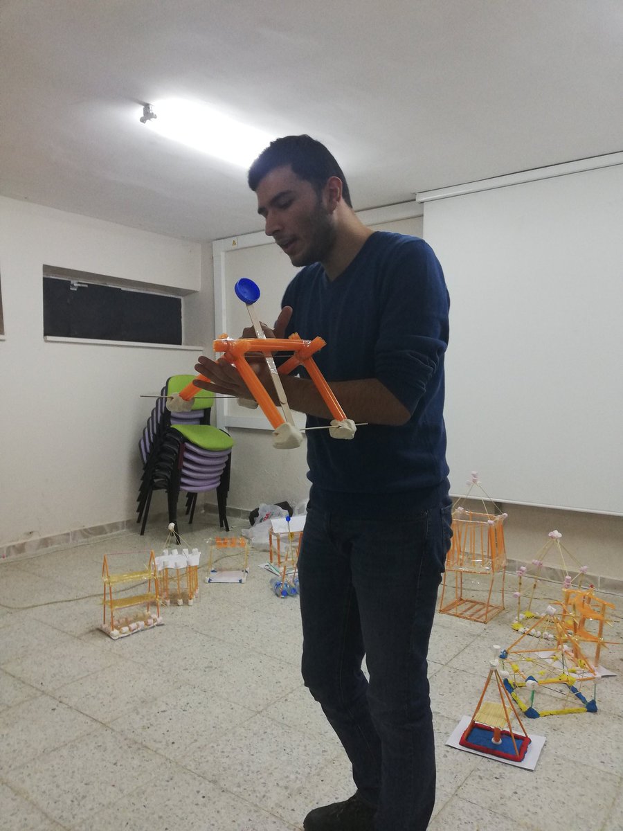 SemaSmrkn's tweet photo. İmkansızlıklar içinde imkan üretmeye çalışan Uludere öğretmenlerinden STEM Eğitimi.. Öğrencilerimizi 21.yy becerileri ile donatmak üzere eğitimlerimize devam ediyoruz. #yenilikçiöğretmen #uludere #stem #STEMeducation #stemgelecektir @ziyaselcuk @uluderemem @MEBMHC https://t.co/AY1ydsiGdV