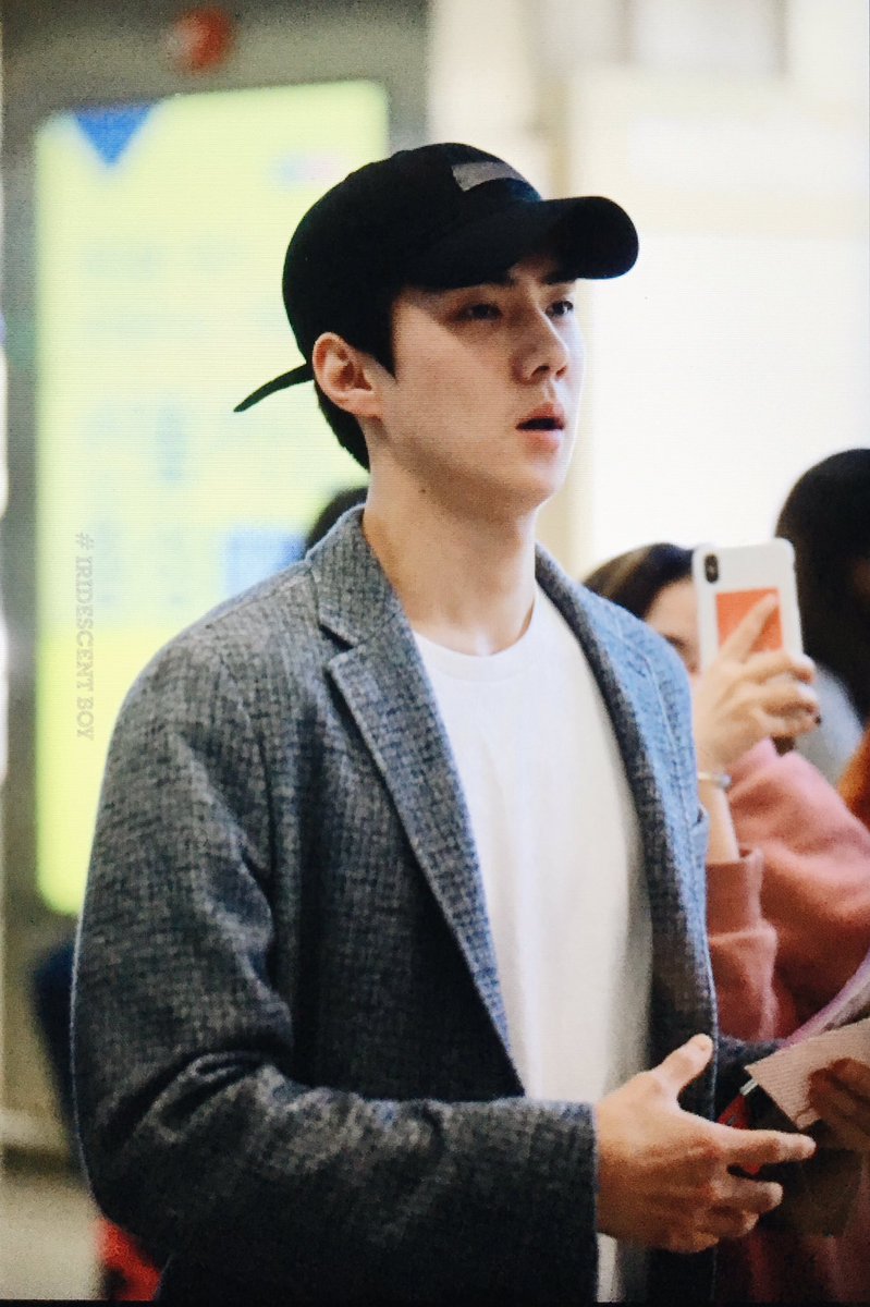iridescent_boy's tweet photo. 181119 ICN 자켓두 오랜만이셔🤔

#세훈 #SEHUN #EXO_DontMessUpMyTempo⁠ ⁠#EXO_TEMPO⁠ https://t.co/TJnjIZXlvq