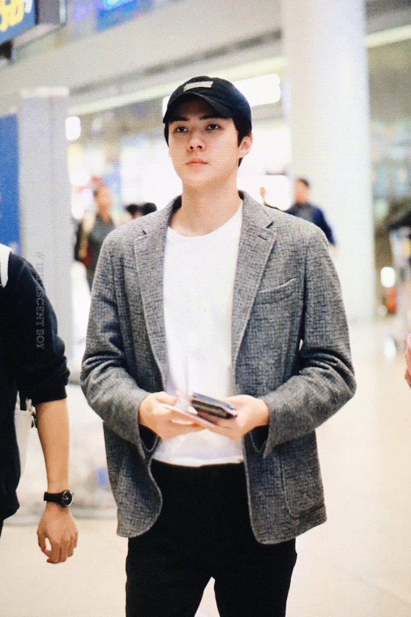 iridescent_boy's tweet photo. 181119 ICN 자켓두 오랜만이셔🤔

#세훈 #SEHUN #EXO_DontMessUpMyTempo⁠ ⁠#EXO_TEMPO⁠ https://t.co/TJnjIZXlvq