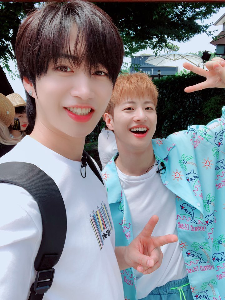 [📣]

유앤비가 출연하는 셀피 다이어리 마이 드로니가 VLive에 공개 되었습니다.
첫번째 타자 필독과 대원의 케미가 궁금한 유앤미 분들은
바로 링크  Click🖱 해주세요.

🔗 channels.vlive.tv/D774F7/video

#유앤비 #UNB #필독 #대원
#마이드로니