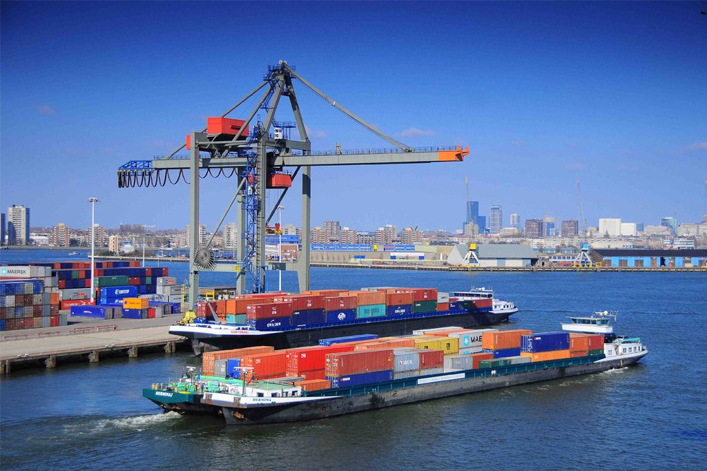 Dit najaar sloot <a href="/TEUbooker/">TEUbooker</a> zich aan bij het Rotterdamse havencollectief. Frans Swarttouw vertelt over zijn ontdekkingsreis naar het online boeken van containertransporten van de zeehaven Rotterdam naar het Europese achterland. Lees meer op onze website bit.ly/2A9yx70