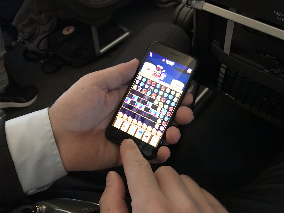 idekatalysator's tweet photo. Guild of Sun gamer veteran, my CEO and partner @FBentler consumes the casual game CupCake - on our way to @SmartCountryCon - we are here to, inspire and listen, well and do business - and meet parlament  @regeringDK - wonder what games they are playing? @sophieloehde, @larsloekke https://t.co/2fjBXmVWgJ