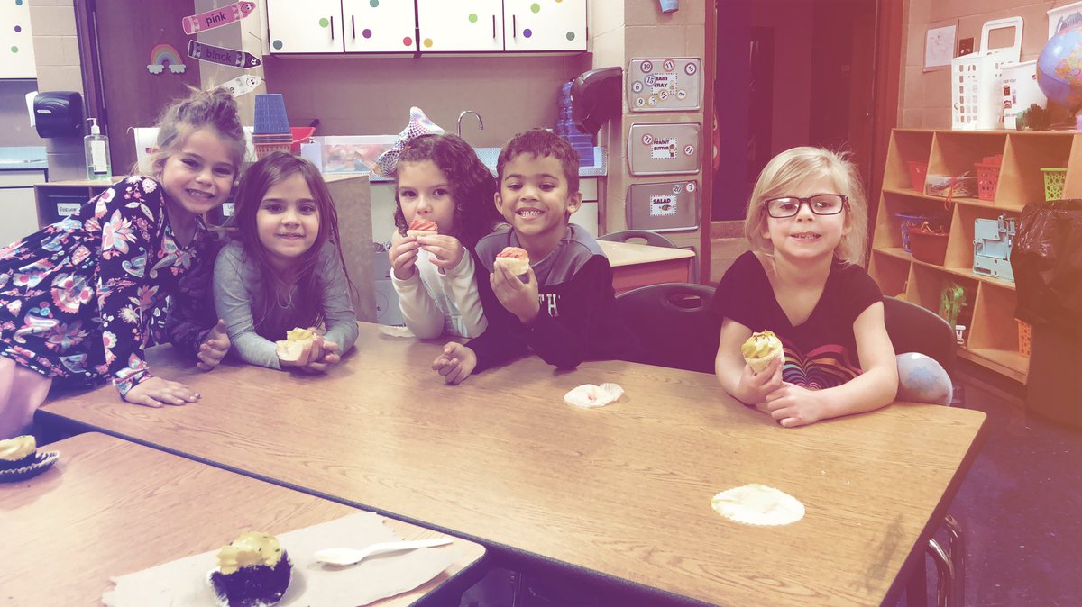 MrsBraunsBunch's tweet photo. HARD WORK & GREAT BEHAVIOR pays off! These little cuties earned a special CUPCAKE 🧁 snack last week because our marbles finally went “KERPLUNK!” #mcscbears #iteachk #rewardthepositive https://t.co/Pw8O7PpCpU